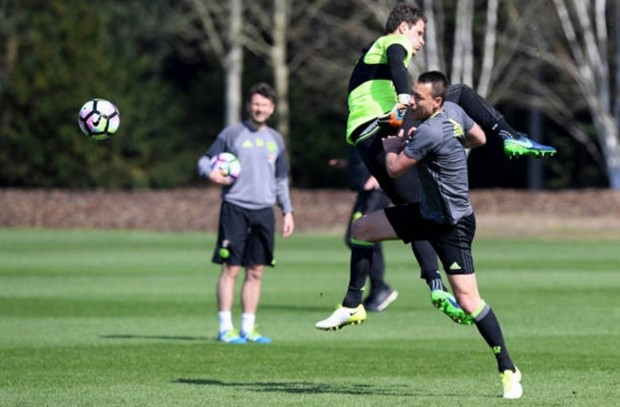 Begovic 'chặt chém' không tha một ai trên sân tập của Chelsea - Bóng Đá