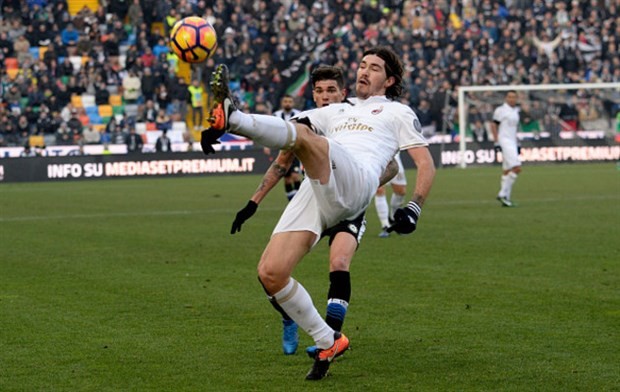 Chùm ảnh: Thua ngược Udinese, Milan tiếp tục rơi tự do - Bóng Đá