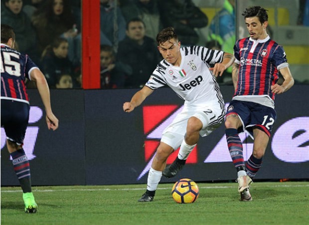 Thắng nhẹ Crotone, Juventus tái thiết lịch sử - Bóng Đá