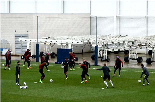 Hàng thủ của Man City đón cú hích lớn trước thềm trận đấu Porto - Bóng Đá