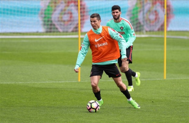 Ronaldo bị lu mờ bởi quả đầu mới của Quaresma  - Bóng Đá