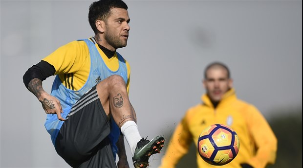 Mặc đại gia Trung Quốc lôi kéo, Alves vẫn miệt mài luyện tập cùng Juventus - Bóng Đá