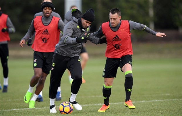 Costa cân cả Terry lẫn Zouma trên sân tập - Bóng Đá