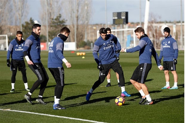Buffon mệt mỏi giành khung gỗ với 2 hậu bối - Bóng Đá