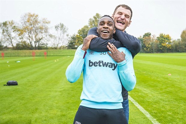 Chùm ảnh: Nhà vô địch UFC tấn công sao West Ham trên sân tập - Bóng Đá