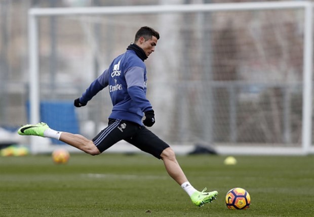 Ronaldo tập riêng, Bale chạy điên cuồng trên sân - Bóng Đá