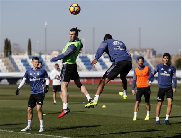Ronaldo và Bale chia phe đối đầu trên sân tập của Real  - Bóng Đá