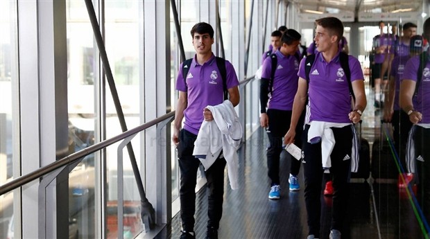 CĐV 'xé rào' xin chữ ký sao Real ngoài sân bay - Bóng Đá