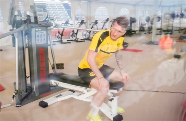 'Soái ca' Reus một mình nhăn nhó trong phòng tập của Dortmund - Bóng Đá