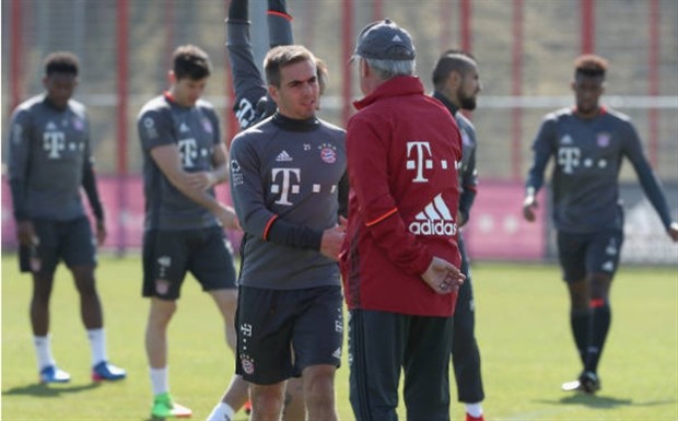Ancelotti tận tình chăm sóc Lahm trên sân tập - Bóng Đá