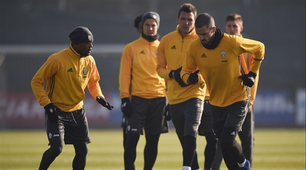 Giữa tin đồn trở lại Man Utd, Evra vẫn cày ải cùng Juventus - Bóng Đá