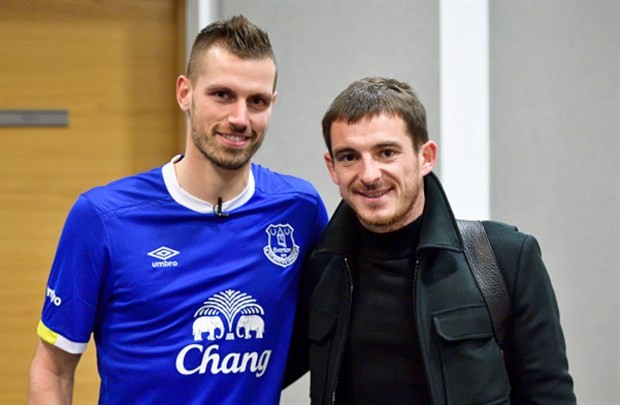 Chùm ảnh: Schneiderlin rạng ngời khoe màu áo mới - Bóng Đá