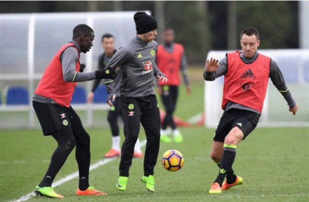 Mình Terry cân cả Hazard lẫn Costa trên sân tập - Bóng Đá