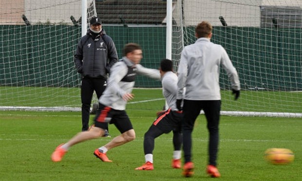 Chùm ảnh: Đối thủ gặp chuyện, Klopp tươi rói quan sát Liverpool tập luyện - Bóng Đá