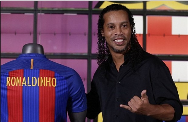 Chùm ảnh: Ronaldinho CHÍNH THỨC khoác lại chiếc áo của Barcelona - Bóng Đá