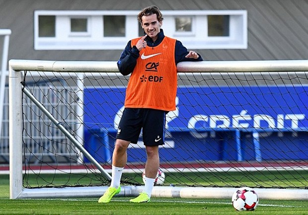 Đồng đội căng sức tập luyện, Griezmann vô tư tạo dáng chụp ảnh - Bóng Đá