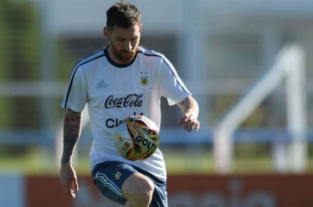 Messi hạ mình nghe theo chỉ đạo của Bauza trên sân tập - Bóng Đá