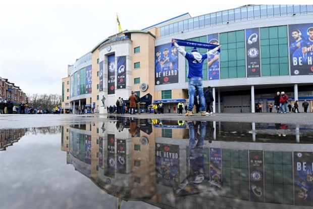 Mặc mưa, fan Chelsea sớm có mặt tại Stamford Bridge để chờ Arsenal - Bóng Đá