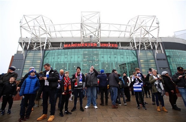Khăn quàng của Jaap Stam đắt hàng tại Old Trafford - Bóng Đá