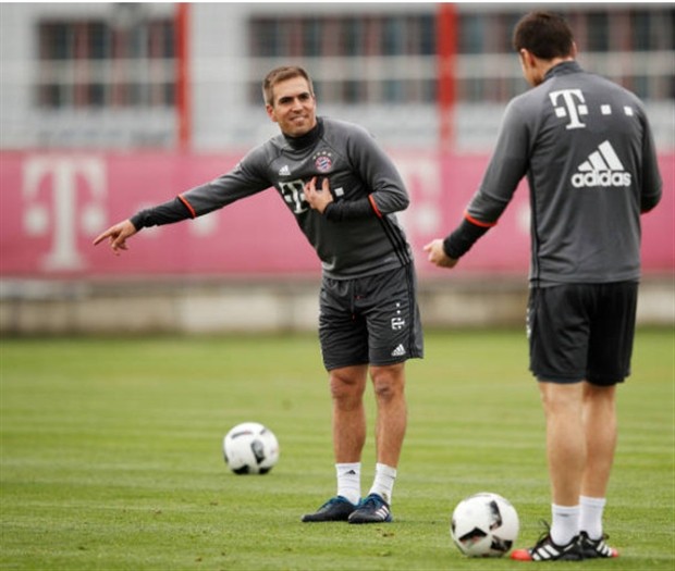 Đồng đội đi hết, Alonso và Lahm lập team riêng tập luyện - Bóng Đá