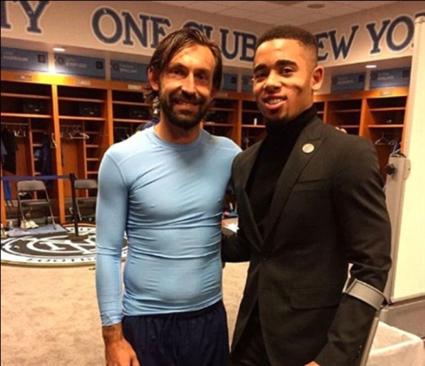 Gabriel Jesus chống nạn đi gặp mặt Pirlo trên đất Mỹ - Bóng Đá