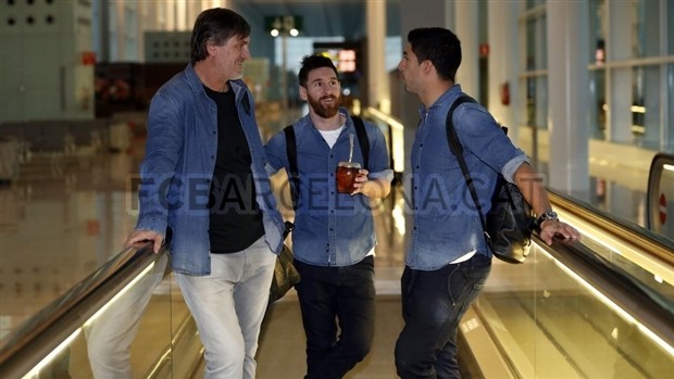 Chùm ảnh: Messi và đồng đội được nghìn người chào đón như anh hùng tại La Coruna  - Bóng Đá
