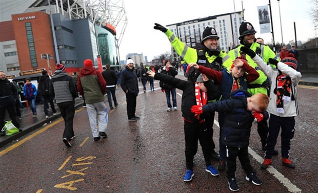 Trước giờ đấu, CĐV Man Utd tụ tập tưởng nhớ 'thảm họa Munich' - Bóng Đá