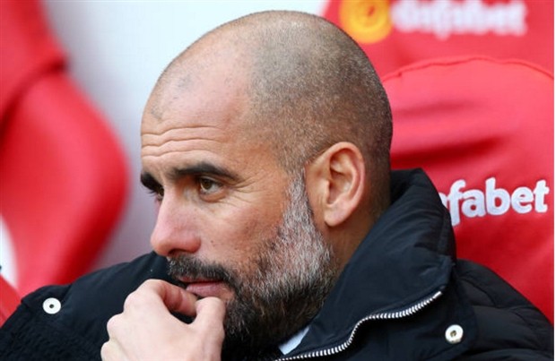 Chùm ảnh: Guardiola đầy căng thẳng khi đặt chân tới sân Ánh Sáng - Bóng Đá