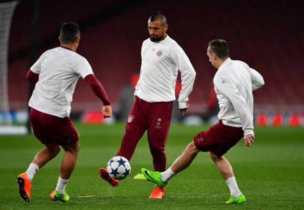 Chùm ảnh: Vé đã trong tay, nhưng Bayern vẫn 'lo sợ' khi đặt chân tới Emirates - Bóng Đá