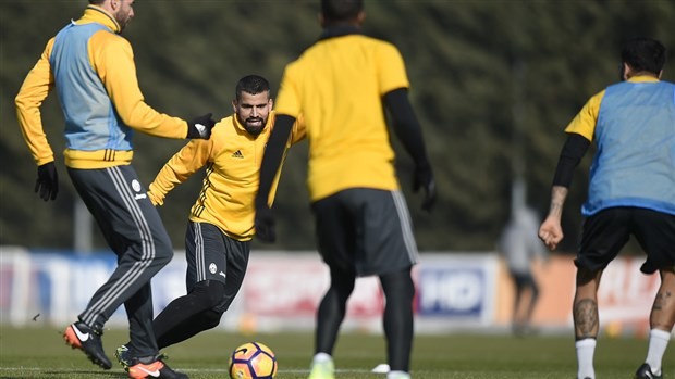 Chùm ảnh: Stamford Bridge chào đón Beckham, Sir Alex và một loạt sao khủng  - Bóng Đá