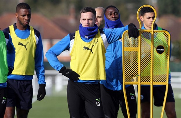 Leicester sắp rơi vào vùng nguy hiểm, Ranieri thất thần trên sân tập - Bóng Đá