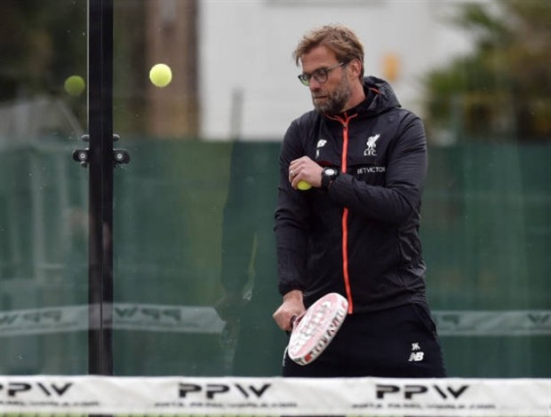 Học trò chăm chỉ tập luyện, Klopp lủi thủi đánh tennis một mình - Bóng Đá