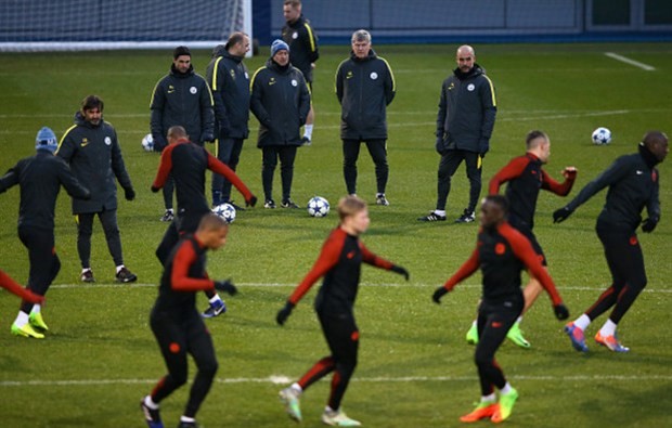 Mây đen phủ kín Etihad trong lúc Man City tập luyện - Bóng Đá