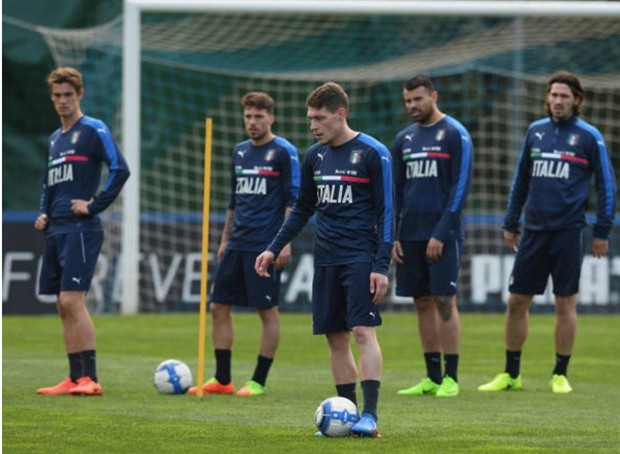 'Chân sút 100 triệu' đầy căng thẳng khi khoác áo Azzurri - Bóng Đá