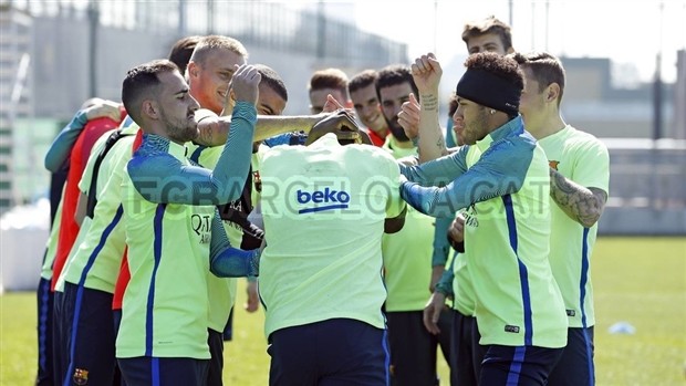 Messi phấn khích bên cạnh quả bóng khổng lồ  - Bóng Đá