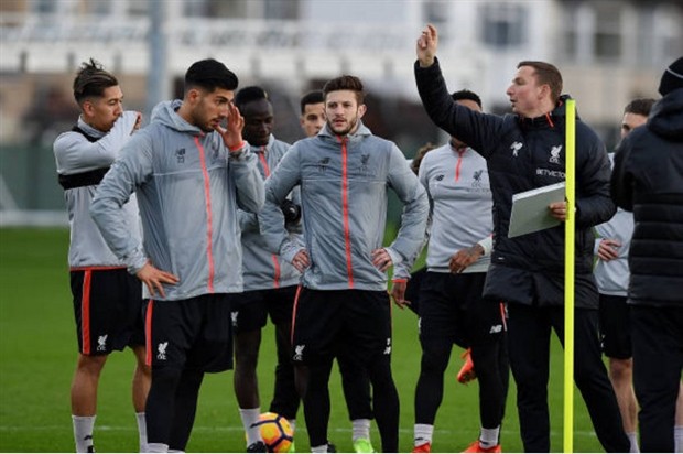 Chùm ảnh: Đối thủ gặp chuyện, Klopp tươi rói quan sát Liverpool tập luyện - Bóng Đá