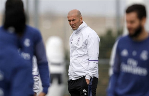 Ronaldo buồn bã nhìn Bale chơi đùa cùng các đồng đội - Bóng Đá