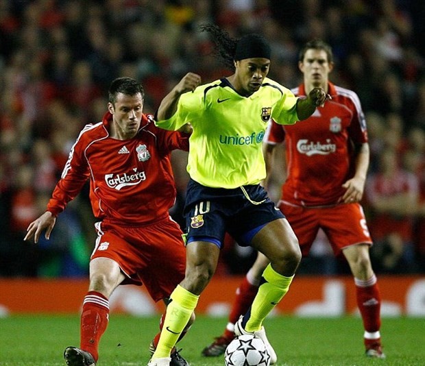 Chùm ảnh: Ronaldinho CHÍNH THỨC khoác lại chiếc áo của Barcelona - Bóng Đá