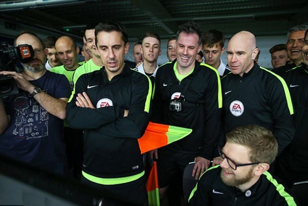 Carragher và Neville thở hổn hển khi tập làm trọng tài - Bóng Đá