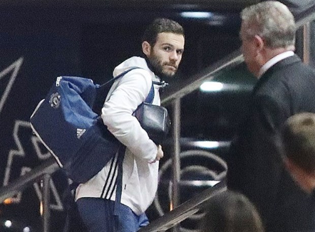Chùm ảnh: Sao Man Utd tranh thủ dẫn vợ đi chơi trước giờ tập trung - Bóng Đá