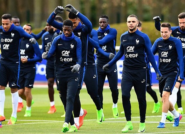 Đồng đội căng sức tập luyện, Griezmann vô tư tạo dáng chụp ảnh - Bóng Đá