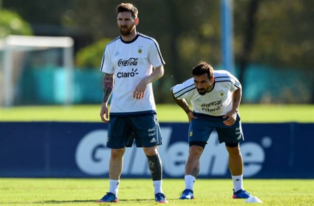 Messi hạ mình nghe theo chỉ đạo của Bauza trên sân tập - Bóng Đá