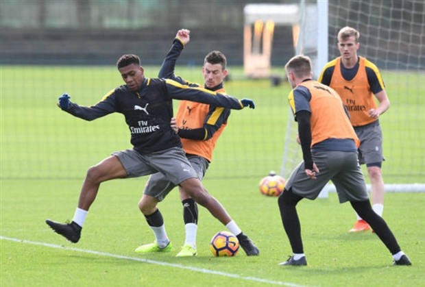 Chùm ảnh: Ramsey trở lại, Sanchez vẫn chay hết mình như mọi khi - Bóng Đá