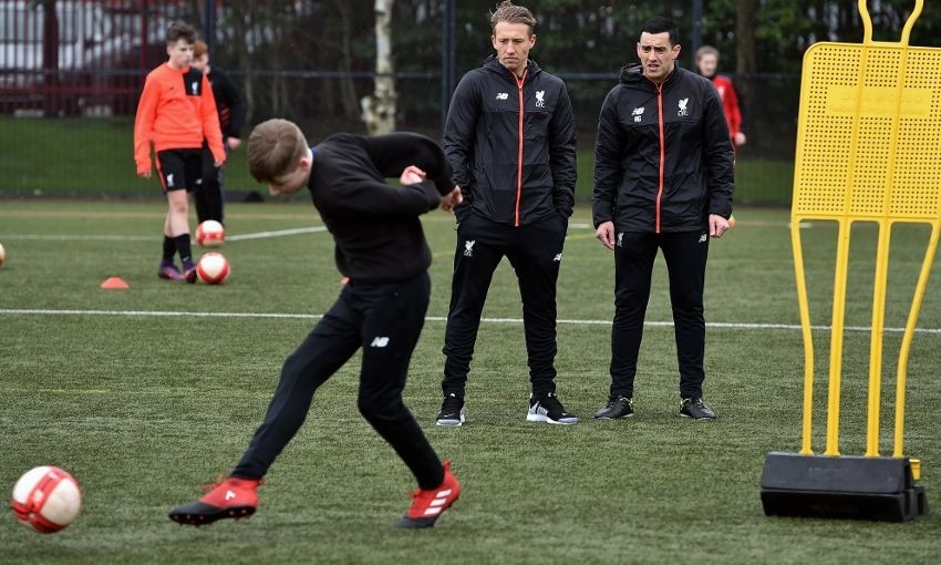 Chùm ảnh: Lucas phấn khởi khi được Gerrard trao quyền cầm quân - Bóng Đá