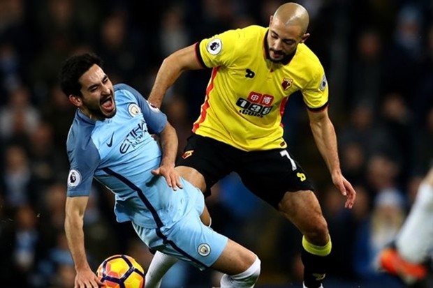 Gabriel Jesus chống nạn đi gặp mặt Pirlo trên đất Mỹ - Bóng Đá
