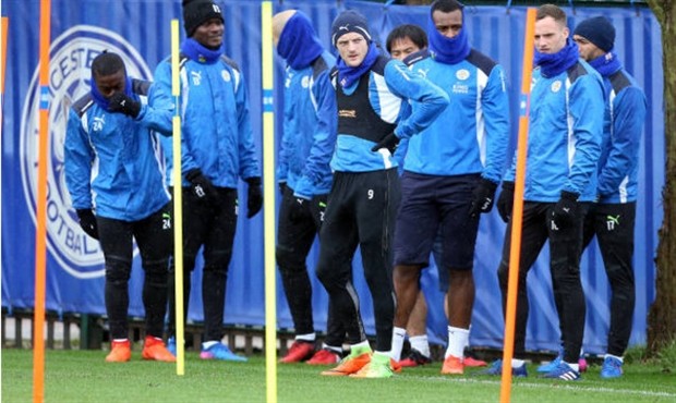 Quyết tâm trở lại, tướng mới bắt cầu thủ Leicester đội mưa tập luyện - Bóng Đá