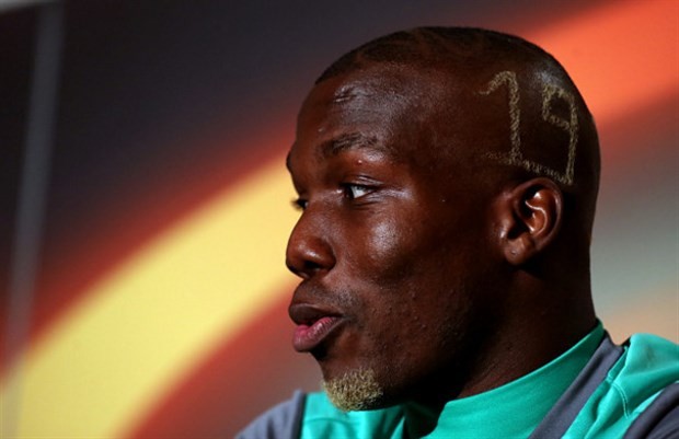 Chùm ảnh: Anh trai của Pogba phấn khích khi đặt chân tới Old Trafford - Bóng Đá