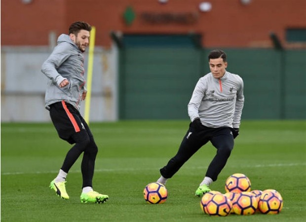 Chùm ảnh: Đối thủ gặp chuyện, Klopp tươi rói quan sát Liverpool tập luyện - Bóng Đá