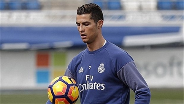 Chùm ảnh: Ronaldo phấn khích khi trở lại tập luyện cùng Real - Bóng Đá