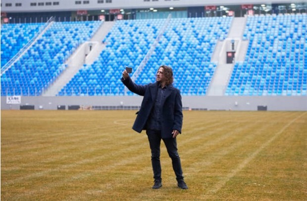 Chùm ảnh: Carles Puyol và một ngày chinh phục nước Nga - Bóng Đá